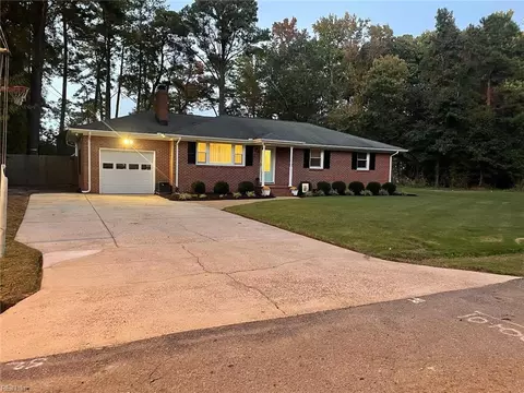 136 Causeway Dr, Chesapeake, VA 23322