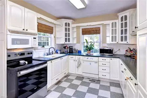 Kitchen - 400 Meadow Ln, Franklin, VA 23851 photo 2 of 4
