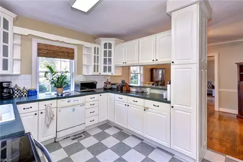 Kitchen - 400 Meadow Ln, Franklin, VA 23851 photo 3 of 4