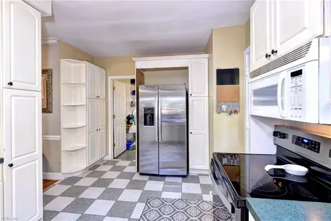 Kitchen - 400 Meadow Ln, Franklin, VA 23851 photo 4 of 4