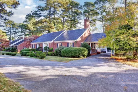 Exterior - 400 Meadow Ln, Franklin, VA 23851 photo 4 of 18
