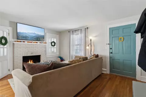 Entry Way - 368 Brightwood Ave, Hampton, VA 23661 photo 2 of 5