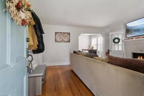 Entry Way - 368 Brightwood Ave, Hampton, VA 23661 photo 1 of 5