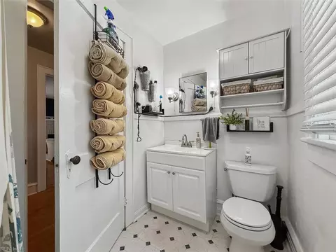 Bath - 368 Brightwood Ave, Hampton, VA 23661 photo 1 of 2