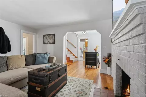 Entry Way - 368 Brightwood Ave, Hampton, VA 23661 photo 3 of 5
