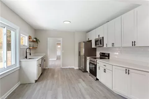 Entry Way - 615 Dune St, Norfolk, VA 23503 photo 3 of 4