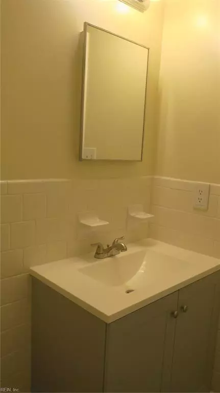 Bath - 122 Downes St, Hampton, VA 23663 photo 2 of 2