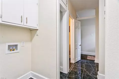 Entry Way - 621 Pace St, Franklin, VA 23851 photo 4 of 8