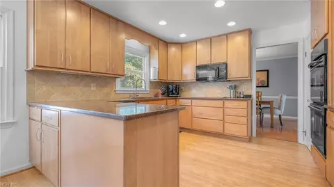 Kitchen - 1787 Carriage Dr, Hampton, VA 23664 photo 4 of 5