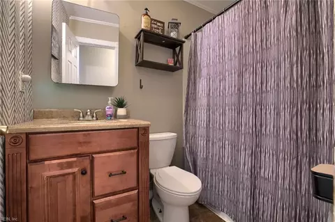 Bath - 100 Londonshire Ter, Hampton, VA 23666 photo 2 of 2