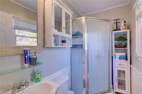 Bath - 100 Londonshire Ter, Hampton, VA 23666 photo 1 of 2