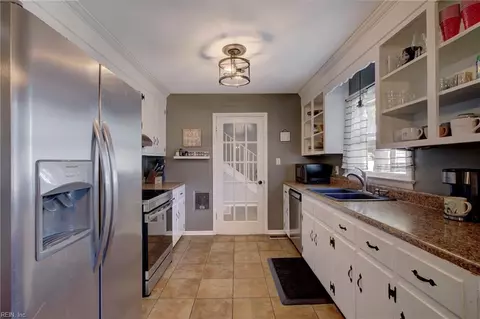 Kitchen - 100 Londonshire Ter, Hampton, VA 23666 photo 2 of 3