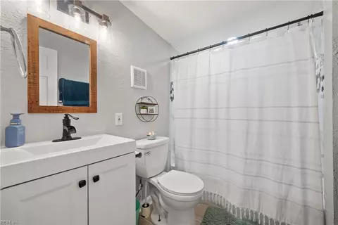 Bath - 26 Routten Rd, Hampton, VA 23664 photo 2 of 3