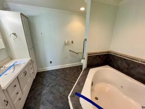 Bath - 7 Seaview Dr, Hampton, VA 23664 photo 2 of 2