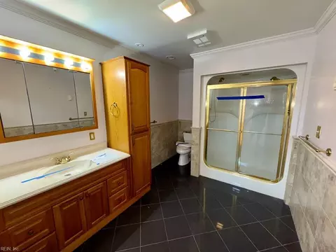 Bath - 7 Seaview Dr, Hampton, VA 23664 photo 1 of 2