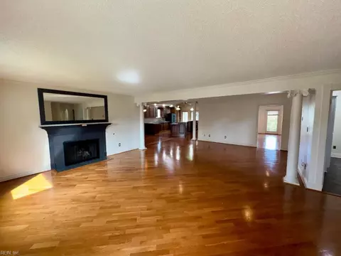 Living - 7 Seaview Dr, Hampton, VA 23664 photo 1 of 6
