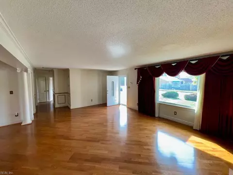 Living - 7 Seaview Dr, Hampton, VA 23664 photo 2 of 6