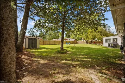 4117 Pinta Dr, Chesapeake, VA 23321 photo 2