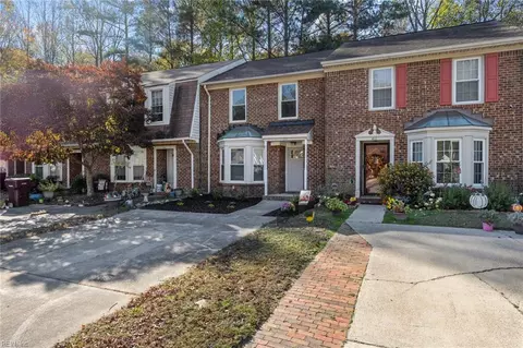 414 Middle Oaks Dr, Chesapeake, VA 23322