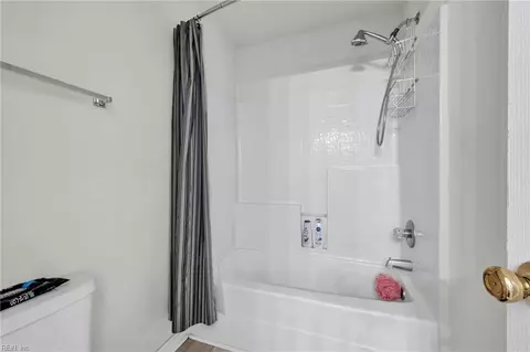 Bath - 228 Bailey Park Dr, Hampton, VA 23669 photo 4 of 6