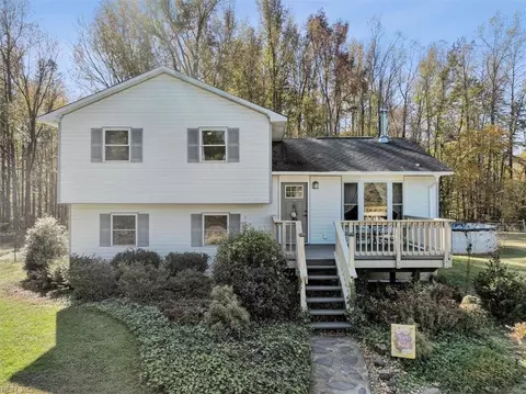 Exterior - 2600 Wright Rd, Saluda, VA 23149 photo 10 of 11