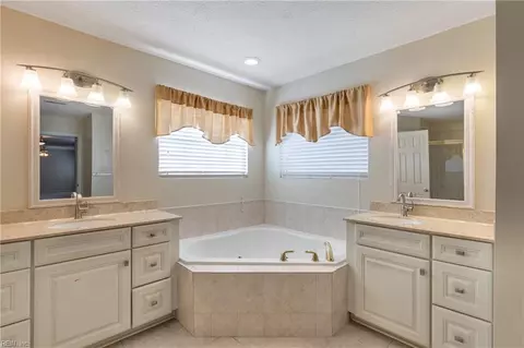 Bath - 12 W Big Sky Dr, Hampton, VA 23666 photo 2 of 5