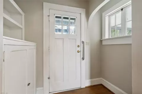 Entry Way - 3211 Matoaka Rd, Hampton, VA 23661 photo 2 of 3