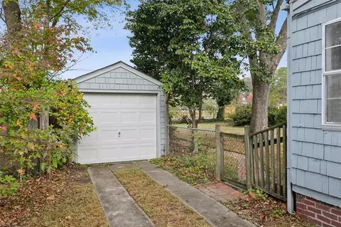 Exterior - 3211 Matoaka Rd, Hampton, VA 23661 photo 4 of 9