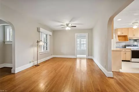 Living - 3211 Matoaka Rd, Hampton, VA 23661 photo 2 of 3