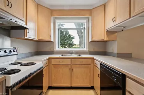 Kitchen - 3211 Matoaka Rd, Hampton, VA 23661 photo 3 of 5