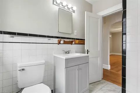 Bath - 3211 Matoaka Rd, Hampton, VA 23661 photo 2 of 3