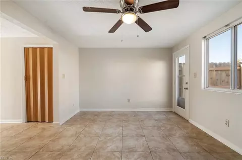 Living - 17 Christine Ct, Hampton, VA 23666 photo 3 of 4