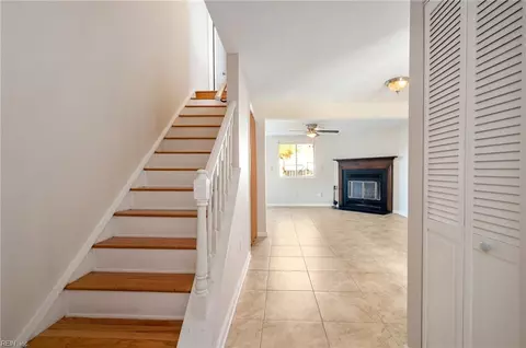 Entry Way - 17 Christine Ct, Hampton, VA 23666 photo 2 of 3