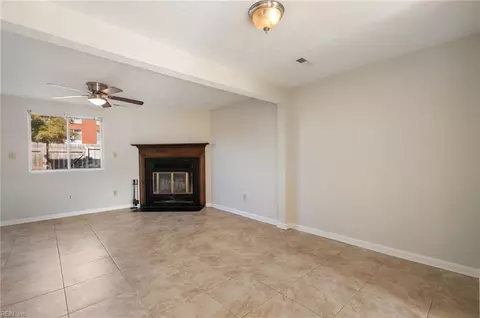 Living - 17 Christine Ct, Hampton, VA 23666 photo 1 of 4