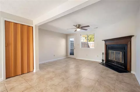 Living - 17 Christine Ct, Hampton, VA 23666 photo 2 of 4