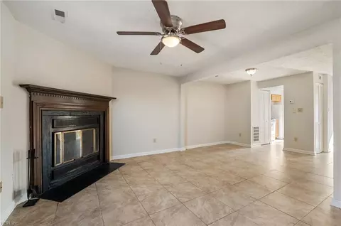 Living - 17 Christine Ct, Hampton, VA 23666 photo 4 of 4