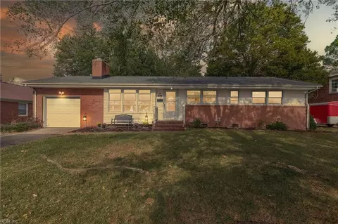 8 Raymond Dr, Hampton, VA 23666