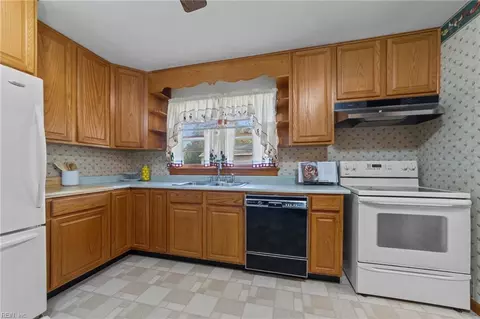 110 Raymond Dr, Hampton, VA 23666 photo 10