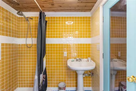 Bath - 1812 E Ocean View Ave, Norfolk, VA 23503 photo 3 of 5