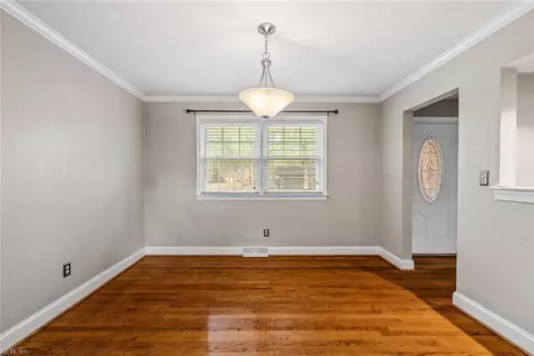 Living - 233 Robert St, Chesapeake, VA 23322 photo 1 of 5
