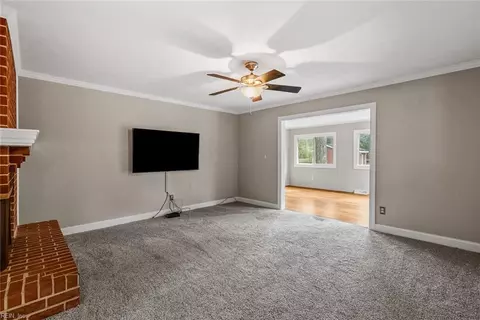 Living - 233 Robert St, Chesapeake, VA 23322 photo 2 of 5