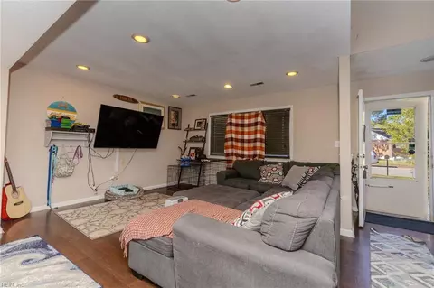 109 Alamo Ct, Hampton, VA 23669 photo 4