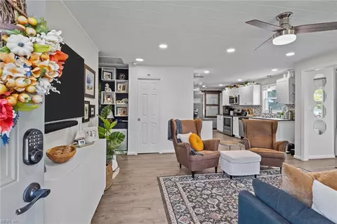 Entry Way - 2110 E Pembroke Ave, Hampton, VA 23664 photo 1 of 3
