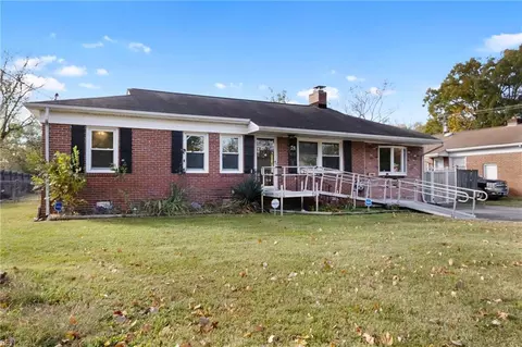 102 Dilts Dr, Newport News, VA 23608