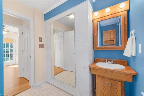 Bath - 133 Robinson Rd, Hampton, VA 23661 photo 2 of 4