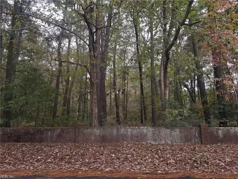 3 Willow Lake Rd, Chesapeake, VA 23321