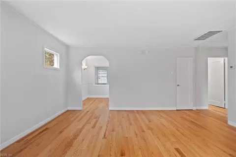 Living - 512 Dixie Dr, Norfolk, VA 23505 photo 1 of 2