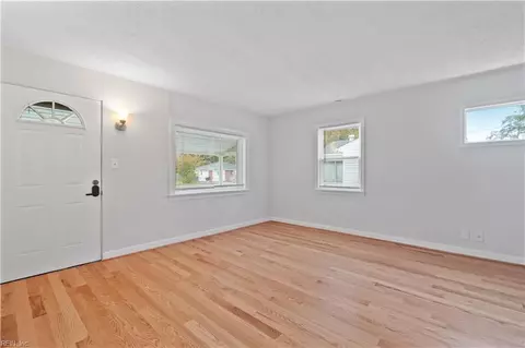 Living - 512 Dixie Dr, Norfolk, VA 23505 photo 2 of 2