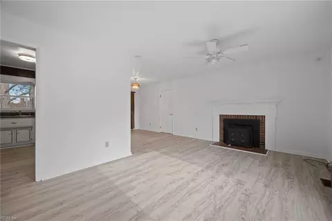 Living - 85 Tide Mill Ln, Hampton, VA 23666 photo 1 of 2