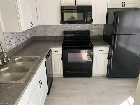 4752 Greenlaw Dr, Virginia Beach, VA 23464